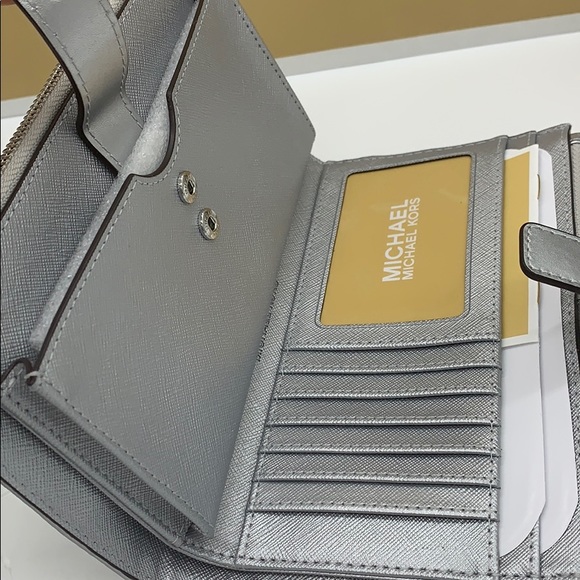 MICHAEL KORS PEYTON LG DOUBLE ZIP WRISTLET SILVER - Picture 14 of 16